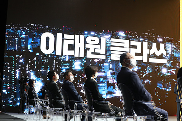 문 대통령은 디지털뉴딜문화콘텐츠산업 전략보고회에 참석, 박양우 문화체육관광부 장관으로부터 다음카카오의 콘텐츠 제작 사례 관련 보고를 듣고 있다. ⓒ 연합뉴스