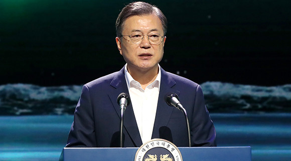 문 대통령은 '디지털 뉴딜 문화콘텐츠산업 전략 보고회'에 참석해 △비대면 시대 콘텐츠산업의 디지털 전환 지원 △콘텐츠 분야 고용안정 및 위기극복 대책 점검 △정책금융 확대 등 디지털뉴딜 문화콘텐츠산업 성장전략 추진키로 했다. ⓒ 연합뉴스