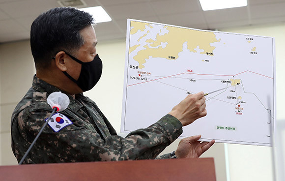 안영호 합동참모본부 작전본부장이 연평도 인근 실종 공무원 북한 피격 사건과 관련해 보고를 하고 있다. ⓒ 연합뉴스