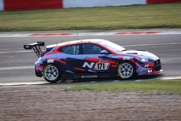 사진은 2019년 뉘르부르크링 24시 내구레이스에 출전한 벨로스터 N TCR의 모습. ⓒ 현대자동차