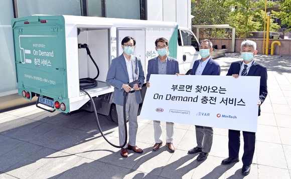 왼쪽부터 이훈 에바 대표, 권혁호 기아차 국내사업본부장(부사장), 목진원 현대캐피탈 캐피탈부문 대표(전무), 홍영진 민테크 대표. ⓒ 기아자동차