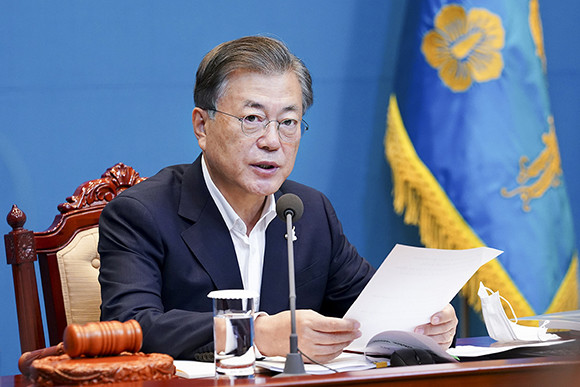 문 대통령은 수석보좌관회의에서 "이번 사건을 풀어 나가는 데에서부터 대화의 불씨를 살리고, 협력의 물꼬를 터 나갈 수 있기를 바란다"고 말했다. ⓒ 청와대