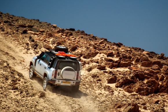 올 뉴 디펜더의 강력한 차체 구조는 최대 3500㎏의 견인력을 지녔으며, 주행 시 최대 168㎏의 루프 적재 하중을 제공해 캠핑 여행은 물론 건축 자재를 운반하는 것도 가능하다. ⓒ 재규어 랜드로버 코리아