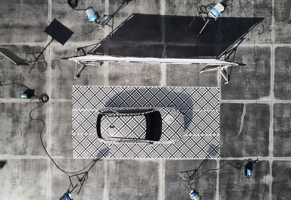 지-매트릭스 패턴으로 감싼 GV70 이미지. ⓒ 현대자동차