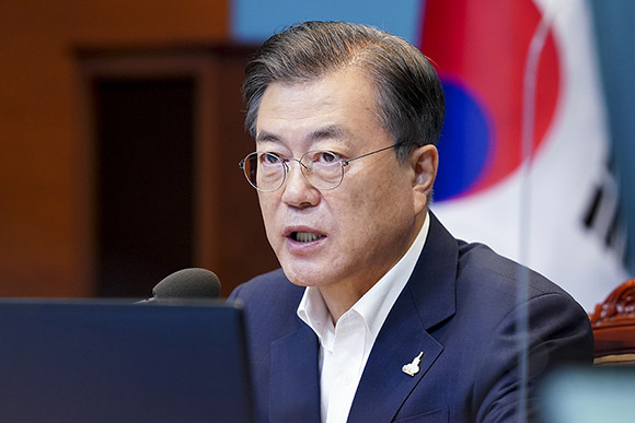 문 대통령은 5일 수석보좌관회의에서 추석 연휴 기간 코로나 방역과 경제 성장에 대해 언급했다. ⓒ 청와대