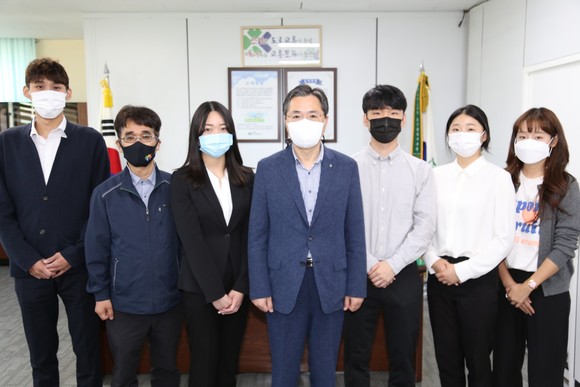 문용호 지역본부장이 공공빅데이터 청년인턴십 과정 참여자들과 기념촬영을 하고 있다. ⓒ 도로교통공단 부산광역시지부