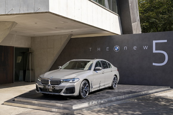 BMW 5시리즈는 1972년 처음 공개된 이후 전 세계에 800만대 이상 판매된 BMW의 대표 모델이다. ⓒ BMW 코리아
