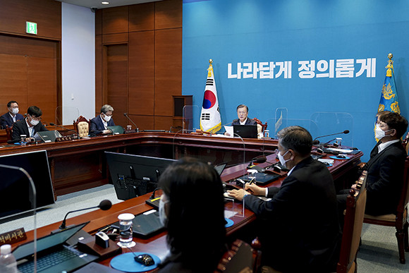 '감염병의 예방 및 관리에 관한 법률 시행령 일부개정령안'은 오는 13일부터 감염병 유행 시 병상자원의 선제적 확보를 위해 질병관리청장과 지자체장이 환자를 다른 의료기관으로 전원하거나 자가 또는 시설로 이송할 수 있게 됨에 따라 그 방법과 절차를 구체적으로 정하는 것이다. ⓒ 청와대