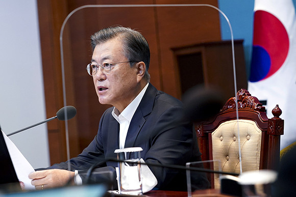 제51회 국무회의에서는 '감염병 예방 및 관리에 관한 법률 시행령 일부개정령안' 등 대통령령안, '중소기업 육성 종합계획' 등 일반안건을 심의·의결했다. ⓒ 청와대