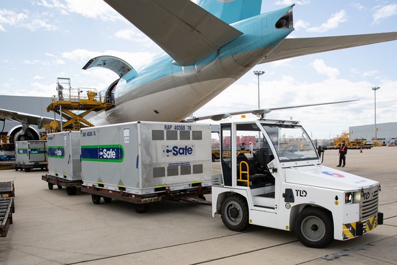 백신 등의 의약품을 실은 특수 컨테이너가 이동하는 모습. ⓒ 대한항공