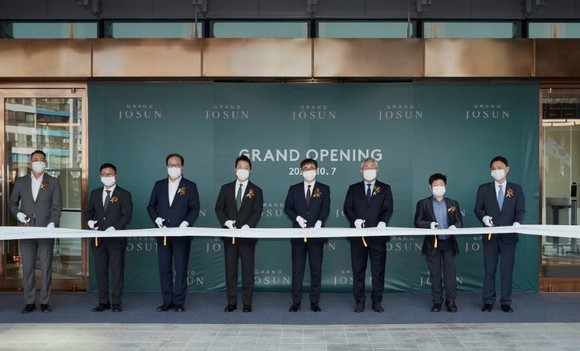 (왼쪽부터) 스타벅스커피코리아 송호섭 대표이사, 신세계조선호텔 이용진 개발담당, 대림건설 김정욱 전무, 블루코브 자산운용 김승범 대표, 신세계조선호텔 한채양 대표이사, 신세계조선호텔 브라이언 백 신규호텔본부장, 프로맘킨더 김영식 회장, 그랜드 조선 부산 원영욱 총지배인이 신세계조선호텔 '그랜드 조선 부산' 오프닝에 참석해 기념촬영을 하고 있다. ⓒ 신세계조선호텔