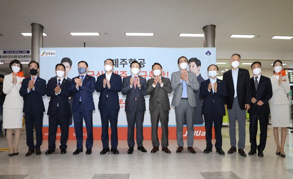 제주항공 군산~제주 노선 취항식에서 내외빈들과 군산~제주 신규 취항편 객실승무원들이 기념사진을 촬영하고 있다. ⓒ 제주항공