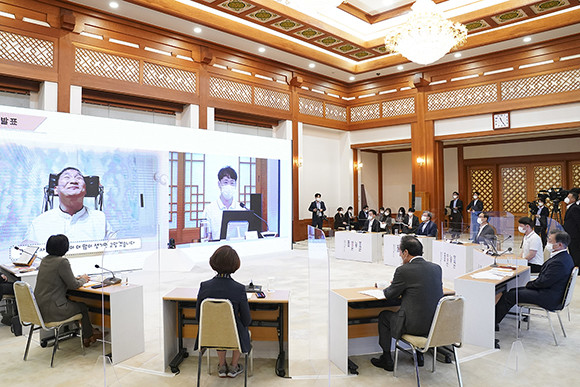 '사회서비스원'은 이제까지 주로 민간에 의존해왔던 돌봄 등의 사회서비스를 공공이 직접 운영함으로써 돌봄노동자 일자리의 질을 개선하고, 이를 기반으로 해서 사회서비스의 공공성을 강화함과 더불어서 전체 사회서비스의 질을 높이고자 정부의 국정과제로 설립된 기관이다. ⓒ 청와대