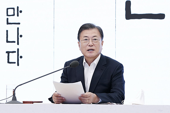 문재인 대통령은 8일 '행복한 노동, 따뜻한 돌봄'을 주제로 청와대 본관 충무실에서 사회서비스원 돌봄종사자들과 영상 간담회를 가졌다. ⓒ 청와대