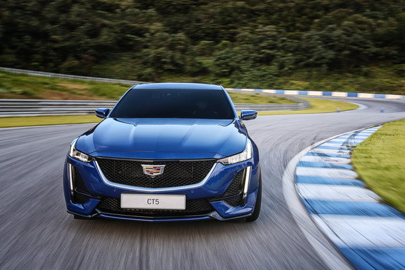 가장 경쟁이 치열한 미드 사이즈(mid-size) 수입차시장에 뛰어든 CT5. ⓒ 캐딜락코리아