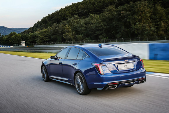 CT5에는 리어 카메라 미러, HD 서라운드 비전 카메라 등이 적용돼 운전자의 안전하고 편안한 드리이빙을 지원한다. ⓒ 캐딜락코리아