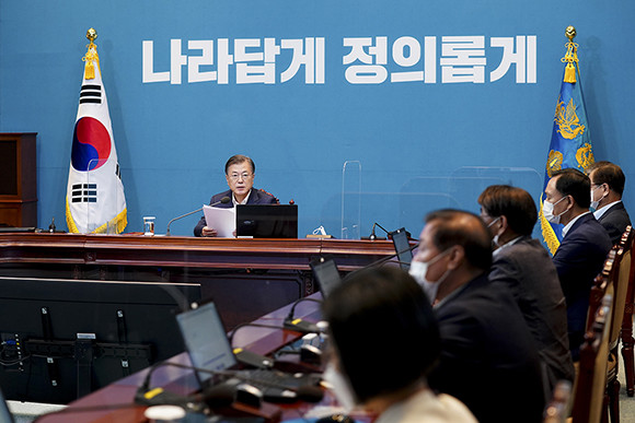 문 대통령은 사회적 거리두기 1단계 하향 조치 이유에 대해 "오랜 방역 강화 조치로 가중되고 있는 민생 경제의 어려움과 국민들의 피로감도 종합적으로 고려했다"고 밝혔다. ⓒ 청와대