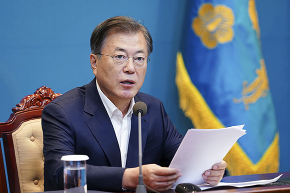 문 대통령은 12일 수보회의에서 사회적 거리두기 1단계 하향 조치 이유에 대해 설명했다. ⓒ 청와대
