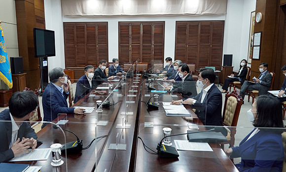 문 대통령은 유명희 통상교섭본부장의 WTO 사무총장 선거 지원을 위해 친서 외교와 함께 정상 외교 등 지원을 지속하겠다는 입장을 밝혔다. ⓒ 청와대