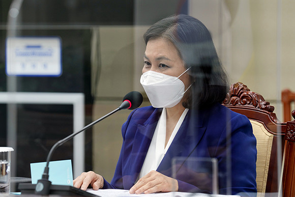 유명희 통상교섭본부장이 WTO 사무총장 최종 결선 라운드에 진출해 이를 지원하기 위해 문 재인 대통령은 12일 WTO 사무총장 선거 지원 회의를 주재했다. ⓒ 청와대