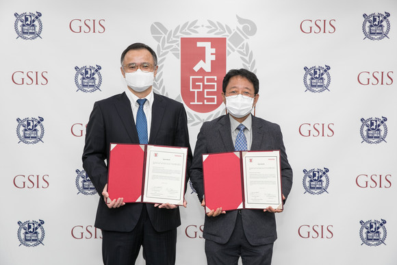 왼쪽부터 타케무라 노부유키 한국토요타자동차 사장, 박태균 서울대 국제대학원 원장. ⓒ 한국토요타