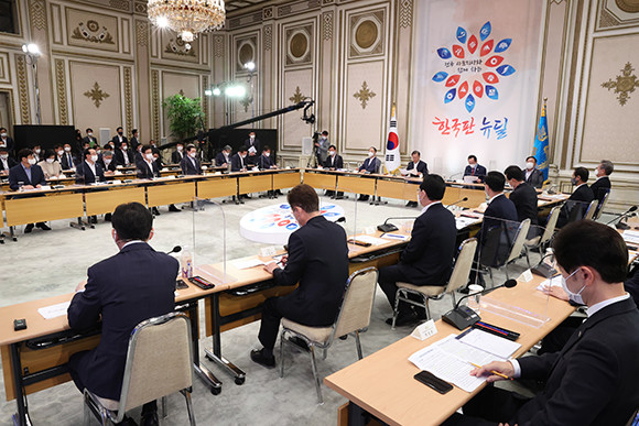 '제2차 한국판 뉴딜 전략회의'에서는 전국 17개 시·도지사가 한국판 뉴딜의 지역경제·균형발전 정책과 연계 및 창의적 사업 발표가 이어졌다. ⓒ 연합뉴스