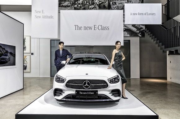 더 뉴 E-클래스의 핵심은 더욱 다이내믹해진 외관 디자인, 고급스러운 소재와 다채로운 첨단 기능의 조화다. ⓒ 메르세데스-벤츠 코리아