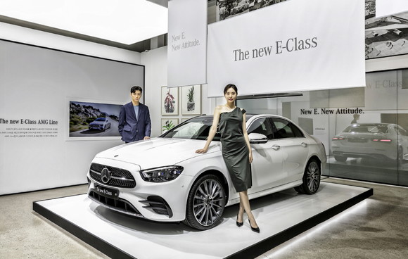더 뉴 E-클래스는 한층 안락하고, 편안해진 실내, 강력하고 효율적인 파워트레인, 진화된 첨단 주행보조 시스템과 정교한 디지털화로 업그레이드된 안전 및 편의 사양을 갖췄다. ⓒ 메르세데스-벤츠 코리아