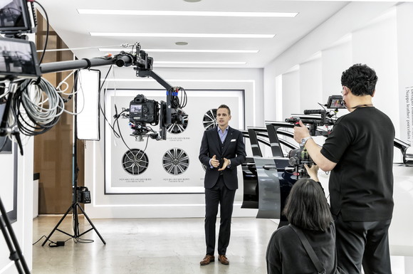 메르세데스-벤츠 코리아는 더 뉴 E-클래스의 10세대 부분변경 모델을 자사 유튜브 채널을 통해 국내에 공식 출시했다. ⓒ 메르세데스-벤츠 코리아