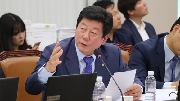 박재호 의원이 국정감사장에서 질의하는 모습. ⓒ 박재호의원실