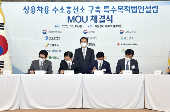 왼쪽부터 조명래 환경부 장관, 성윤모 산업통상자원부 장관, 정세균 국무총리, 황창화 한국지역난방공사 사장, 공영운 현대차 사장. ⓒ 현대자동차