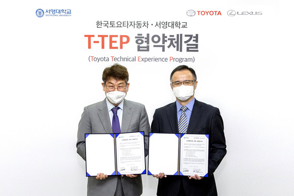 왼쪽부터 김순곤 서영대학교 부총장, 타케무라 노부유키 한국토요타자동차 사장. ⓒ 한국토요타자동차