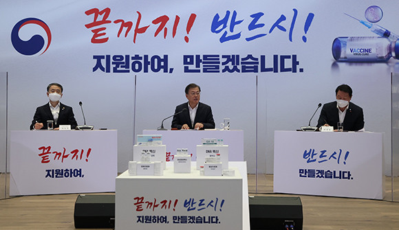 현재 코로나19 백신 개발을 위해 해외에서는 10개 물질에 대한 임상3상 시험이 진행되고 있으며, 우리나라의 경우 △SK바이오사이언스 △제넥신 △진원생명과학이 각각 백신 개발을 진행하고 있다. ⓒ 연합뉴스