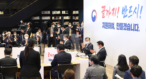 코로나19 백신·치료제 현장 간담회에 참석한 참석자들은 코로나19 백신과 치료제 개발을 위한 정부의 그간 지원 노력을 긍정적으로 평가하며, 백신이나 치료제 개발은 난이도가 높고 위험부담도 많은 만큼 일회성이 아닌 지속적인 지원 확대가 필요하다고 말했다. ⓒ 연합뉴스
