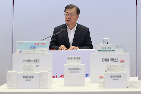문 대통령은 경기도 성남 판교에서 코로나19 백신을 개발하고 있는 SK바이오사이언스 연구소를 방문해 코로나19 백신·치료제를 개발하고 있는 연구진들을 격려했다. ⓒ 연합뉴스