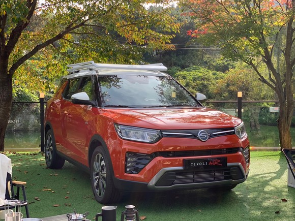 티볼리와 공유하는 전면 디자인은 LED 안개등을 감싼 일체형 범퍼와 캐릭터라인의 후드가 스포티하고 강렬한 인상을, 풀 LED 헤드램프는 안개등과 고급스러운 조화를 이룬다. = 노병우 기자