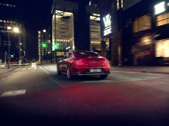 후면부는 쿼드램프로 제네시스의 정체성을 명확하게 표현했으며, 고성능 세단의 모습을 갖췄다. ⓒ 제네시스 브랜드