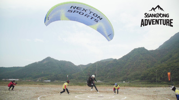 이다겸 선수가 2020 패러글라이딩 한국리그 경기에서 정밀착륙에 도전하고 있는 모습. ⓒ 쌍용자동차