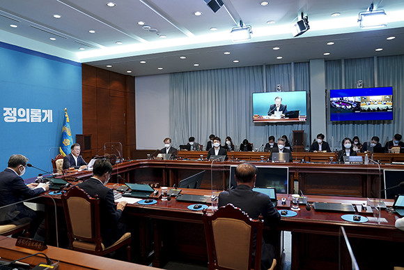 문 대통령은 "코로나는 특수고용노동자 등 기존 제도의 사각지대에 있는 노동자들의 삶을 더욱 벼랑 끝으로 내몰고 있다"며 "안타까운 일이 발생하지 않도록 특별히 대책을 서둘러 달라"고 주문했다. ⓒ