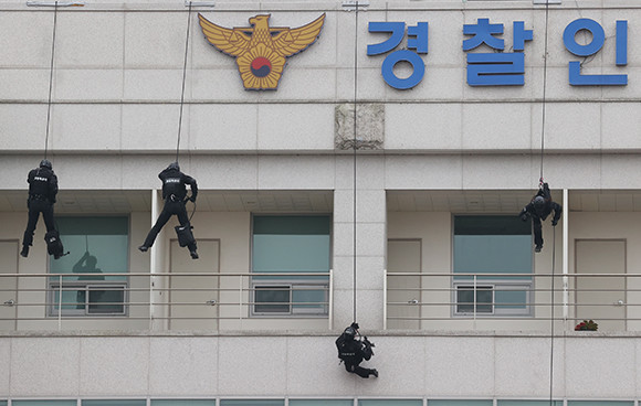 제75주년 경찰의 날 기념식에서 경찰특공대가 국제테러단체가 코로나19 백신연구소를 습격해 연구원들을 납치하는 상황을 가정한 대테러 진압전술을 시연하고 있다. ⓒ 연합뉴스
