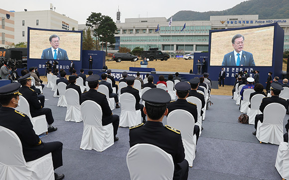 제75주년 경찰의 날 기념식은 우한 교민 생활시설로 제공됐던 정예경찰 양성의 산실 인재개발원에서 최초로 열렸다. ⓒ 연합뉴스