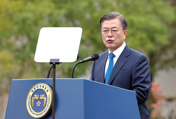 문재인 대통령은 제75주년 경찰의 날 기념식에서 봉사와 헌신으로 업무수행 중 순직한 경찰관 유가족을 위로했다. ⓒ 연합뉴스