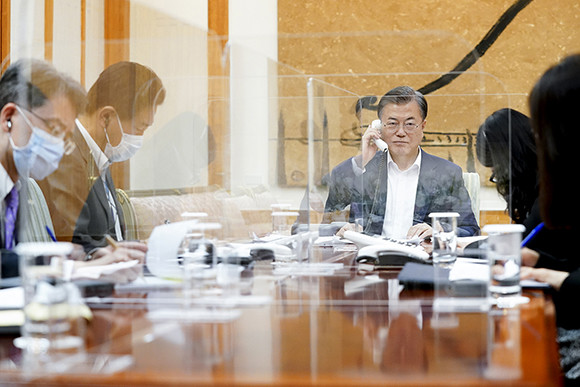 문 대통령은 WTO 사무총장 선거 최종라운드에 진출한 유명희 통상교섭본부장의 지지를 위해 각국 정상과 통화를 이어가고 있다. ⓒ 청와대