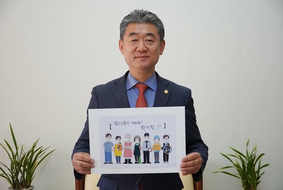 '고맙습니다. 필수노동자' 캠페인에 참여한 이명원 해운대구의회 의장. ⓒ 프라임경제