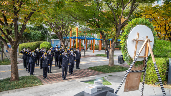 부산경찰청은 기념식에 앞서 지휘부들과 함께 부산경찰추모공간을 찾아 순국, 순직경찰관들의 공훈을 기리는 뜻 깊은 시간을 가졌다. ⓒ 부산경찰청