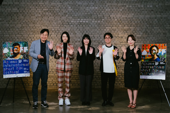 지난 9월 공개된 아시아나국제단편영화제 영화제 사전 소개 프로그램 '헬로, 아시프!' 촬영현장에 참석한 영화제 관계자들이 행사 후 기념촬영을 하고 있다. ⓒ 아시아나항공