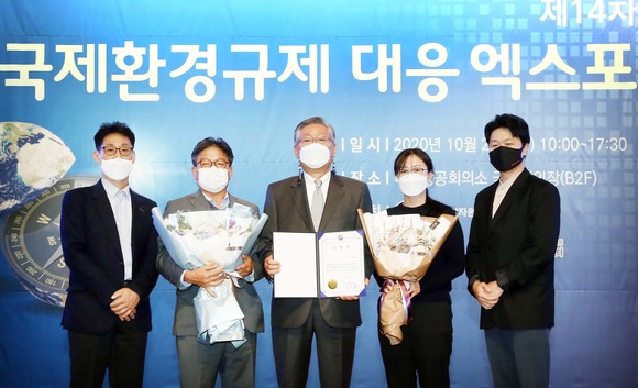 이창훈 불스원 대표와 임직원들이 산업통상자원부장관 표창 수상이후 기념촬영을 하고 있다. ⓒ 불스원