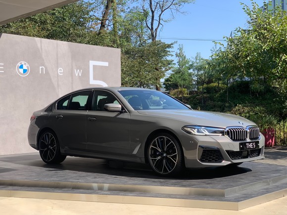 BMW 뉴 5시리즈 외관에는 BMW의 새로운 디자인 언어가 적용됐다. = 노병우 기자