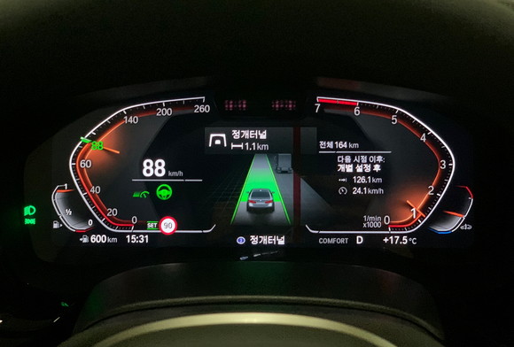 드라이빙 어시스턴트 프로페셔널이 작동되는 모습은 계기반을 통해 운전자에게 제공된다. = 노병우 기자