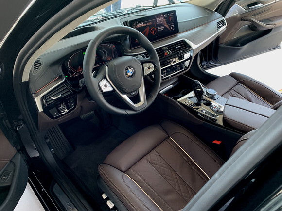 실내에는 센사텍 대시보드와 기어노브 주변의 블랙 하이글로스 트림을 새로 적용해 고급감이 한층 강화됐다. = 노병우 기자